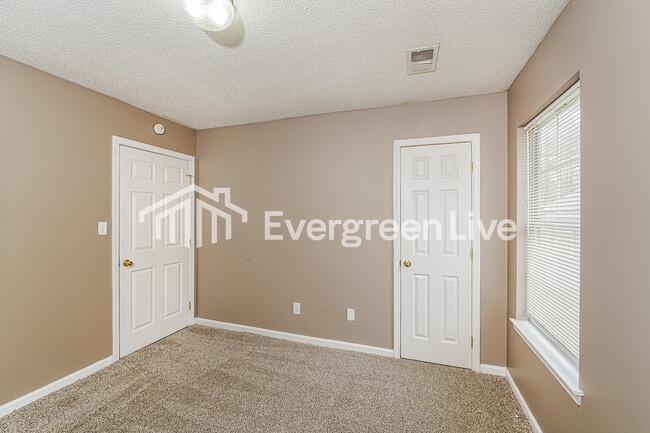 Building Photo - 2027 Townhouse Ln