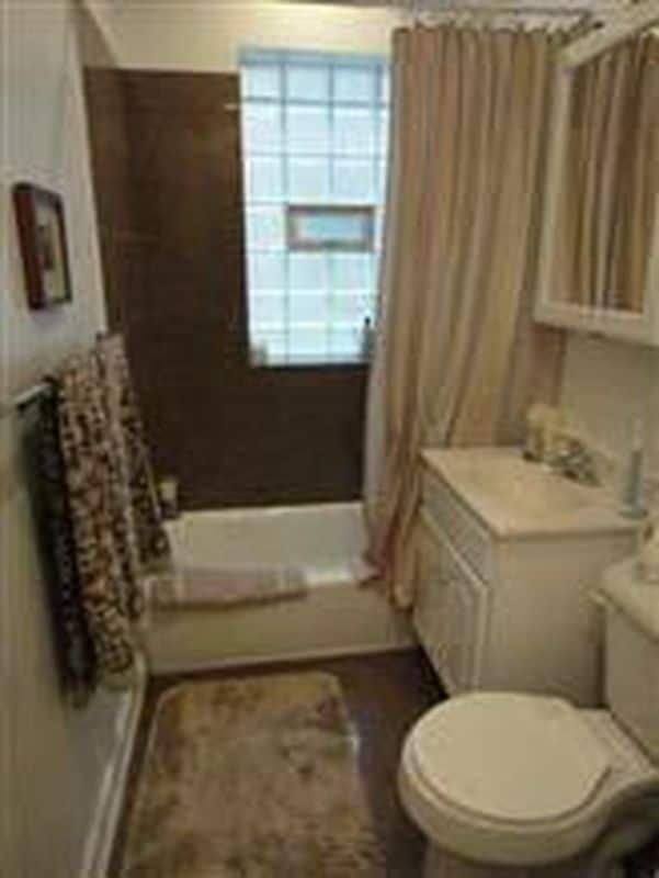 Building Photo - 1901 W Wilson Ave