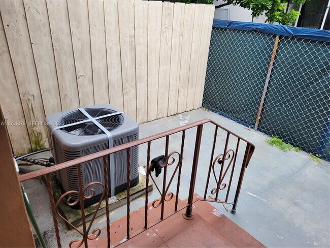 Building Photo - 1830 Monroe St