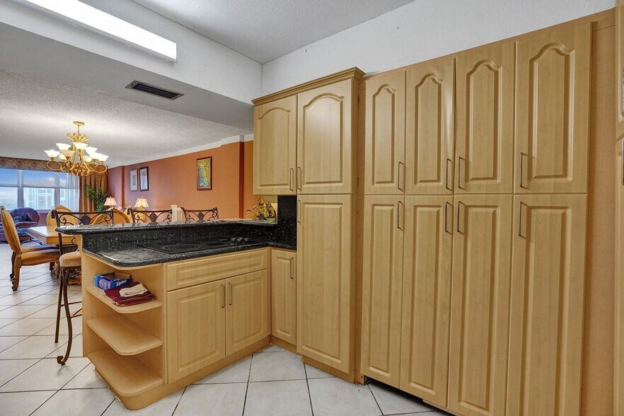Building Photo - 3725 S Ocean Dr