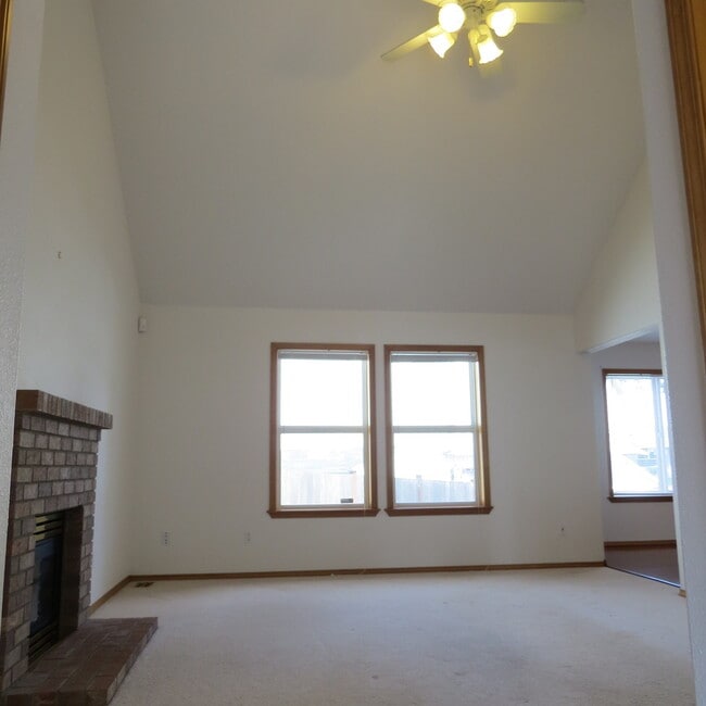 Building Photo - Beautiful 3 Bedroom, 2.5 Bathroom Home on ...