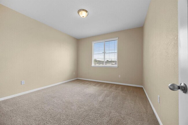 Building Photo - 2880 Donnell Dr
