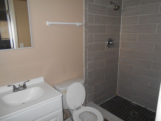 Building Photo - Three bedroom two bath - North Lakeland