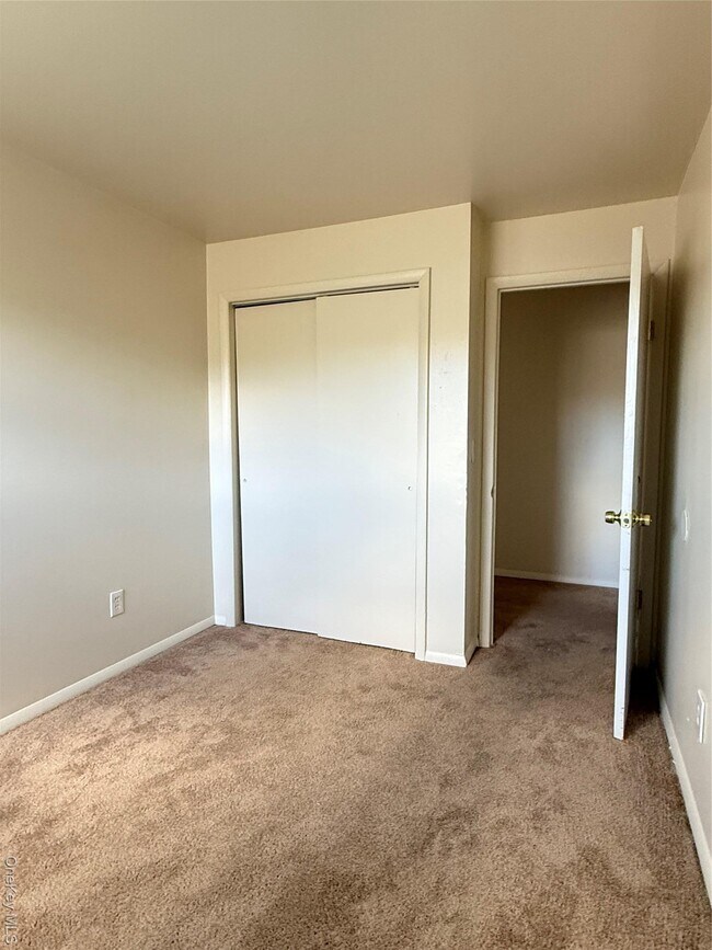 Building Photo - 33 Oak St