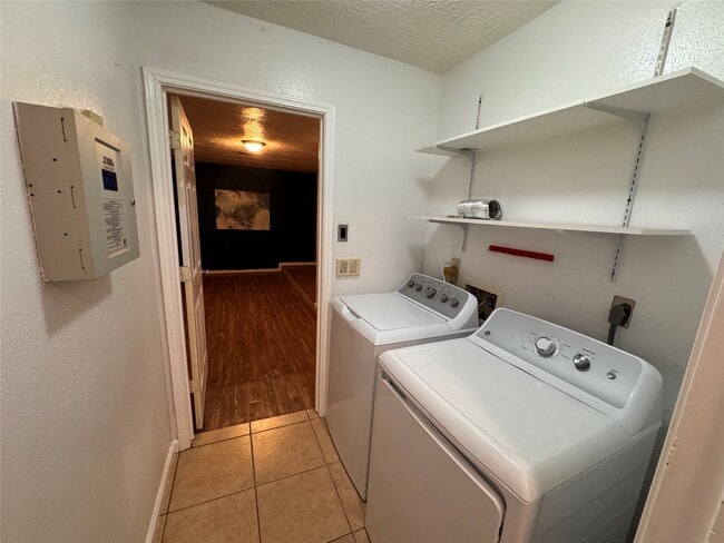 Building Photo - 2827 Parkwood Manor Dr