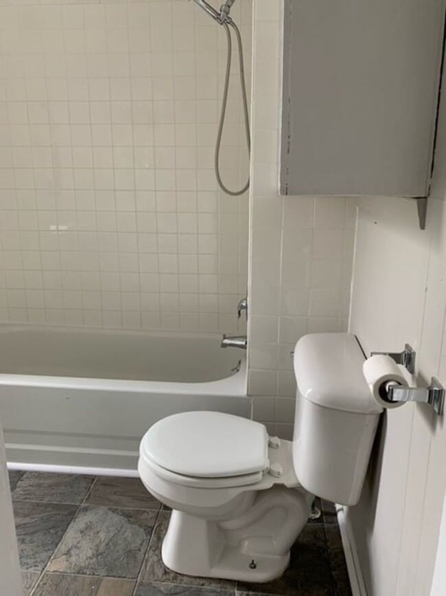 Building Photo - Charming 2-bedroom House Available with fe...
