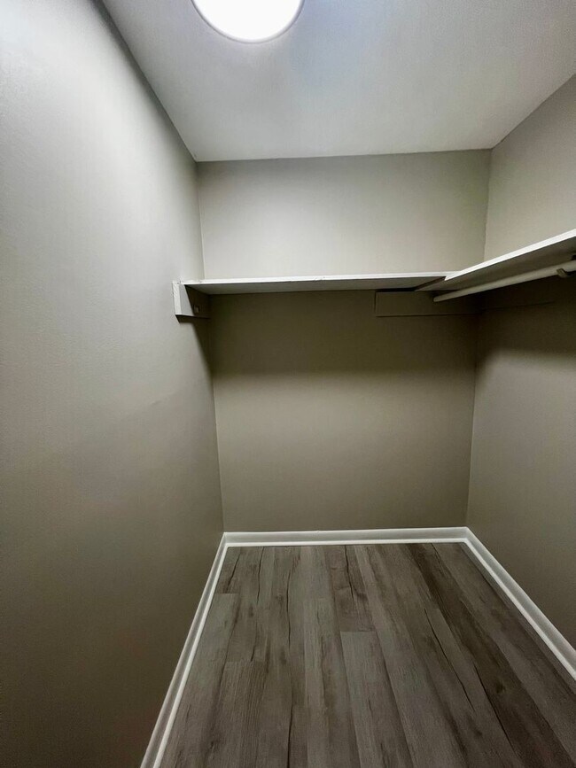 Building Photo - 5853 Century Oaks Dr