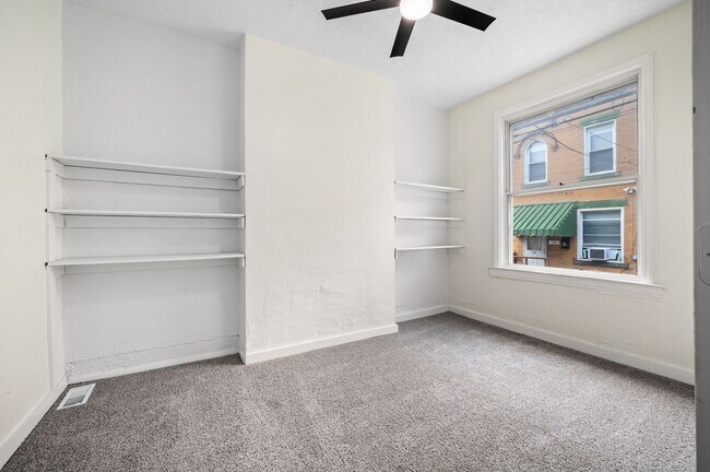 Building Photo - 3 bed 1 bath - newly updated, central air, laundry.