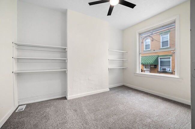 Building Photo - 3 bed 1 bath - newly updated, central air,...