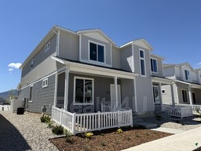 Building Photo - 203 E Arcade Dr