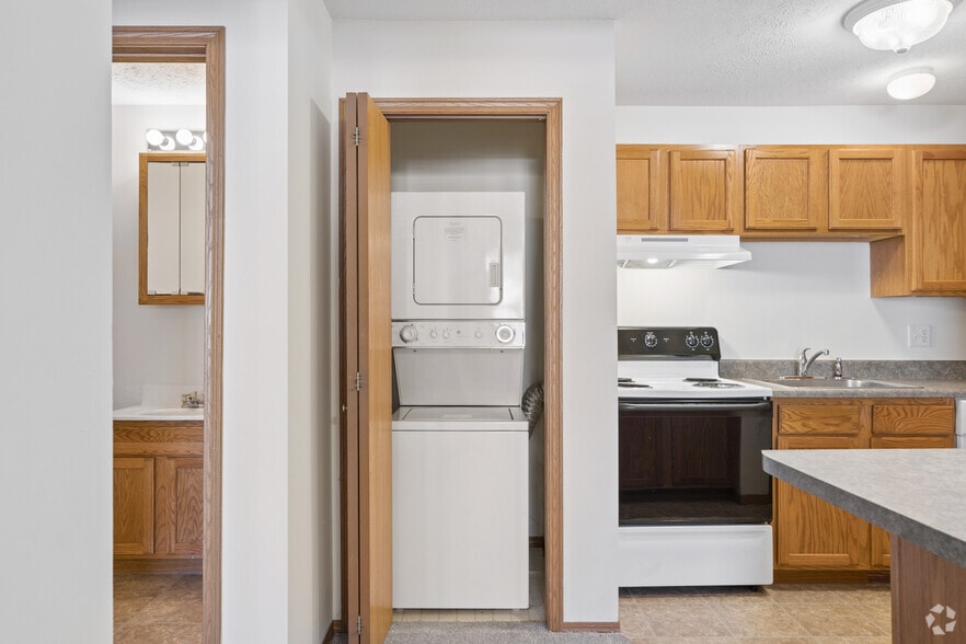 1BR, 1BA - 596SF - Laundry - Carisbrooke Apartments
