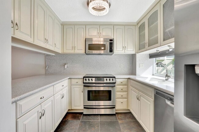 Primary Photo - 884 SE 19th Ave