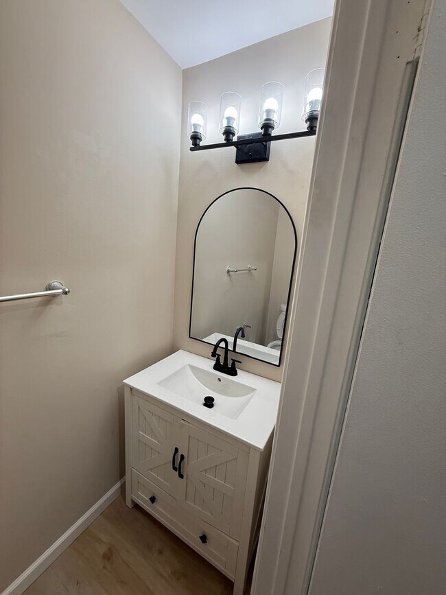 Building Photo - 100 Shawnee Pl