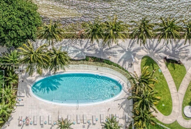 Building Photo - 460 NE 28th St