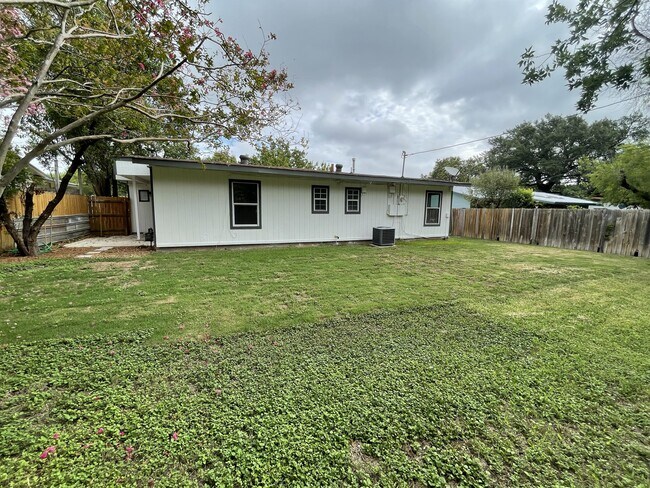 Building Photo - 258 Cresham Dr