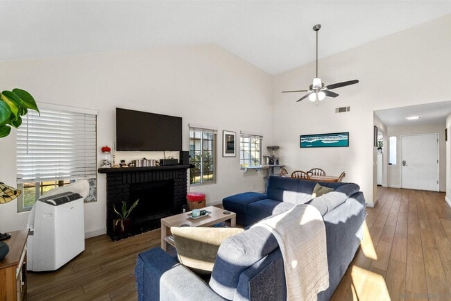 Building Photo - 2 BR Townhome in Escondido w/ 2 car garage
