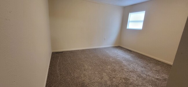 Building Photo - Cozy & Spacious 3 bedroom Home for Rent! $925