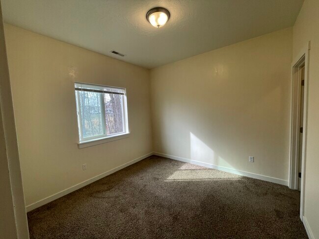 Master bedroom - 214 S Dewey Ave