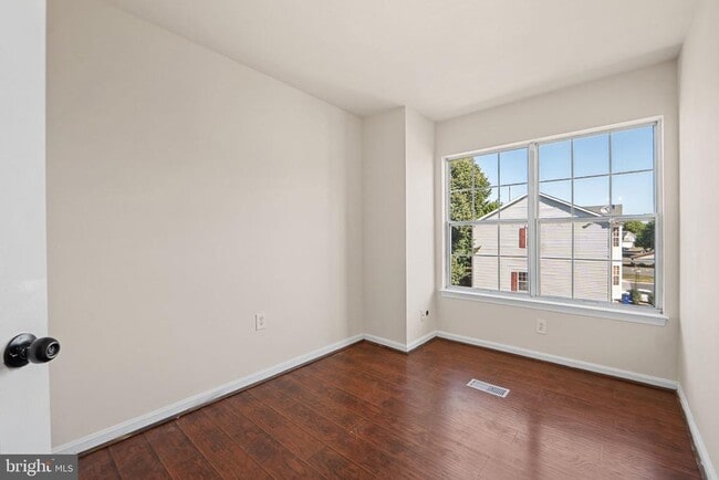 Building Photo - 1330 Hampshire Dr
