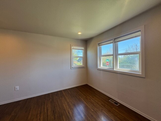 Building Photo - 3 Bedroom In East Tacoma!