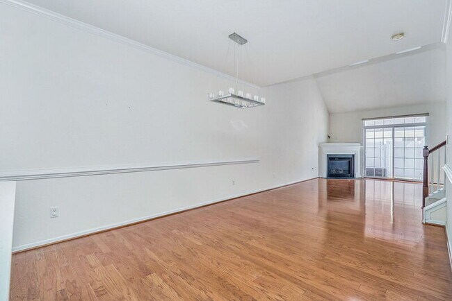 Building Photo - 985 Lambourne Ln