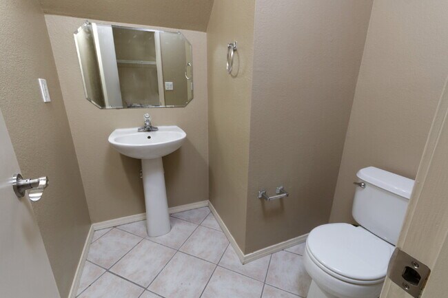 Building Photo - I-40 freeway access nearby. Couple blocks ...