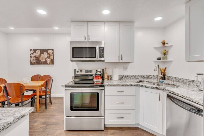 Building Photo - 12067 Lampton View Dr