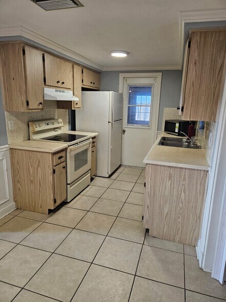 Building Photo - 11205 Meadow Dr