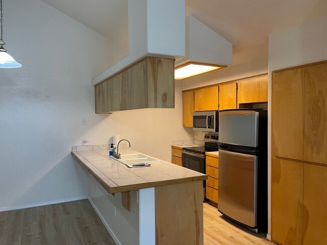 Building Photo - Very Nice 3 Bedroom 2 Bath Duplex-Located ...