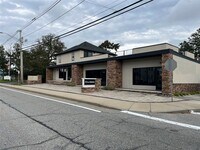 Building Photo - 850 Main St