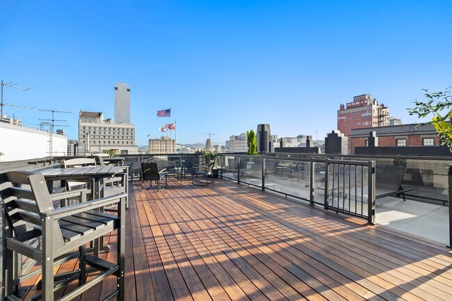 Building Photo - 693 Sutter St