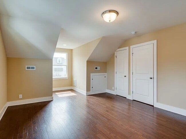 Building Photo - 3 Bed 2.5 Bath Luxury Townhome