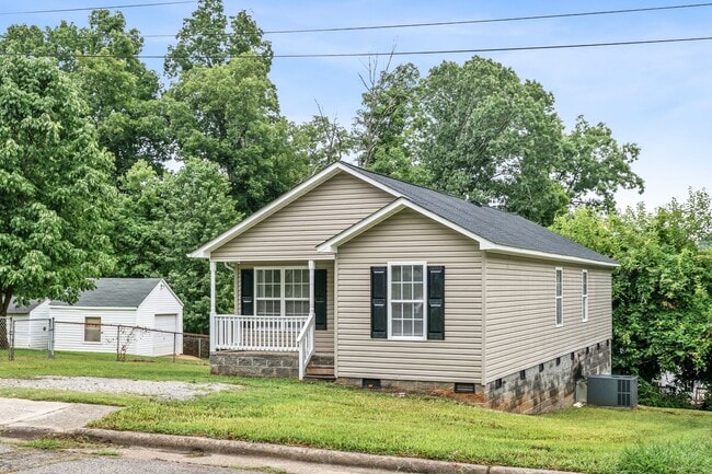 Building Photo - Welcome to this charming 4 bedroom, 2 bathroom home located in Greensboro, NC.