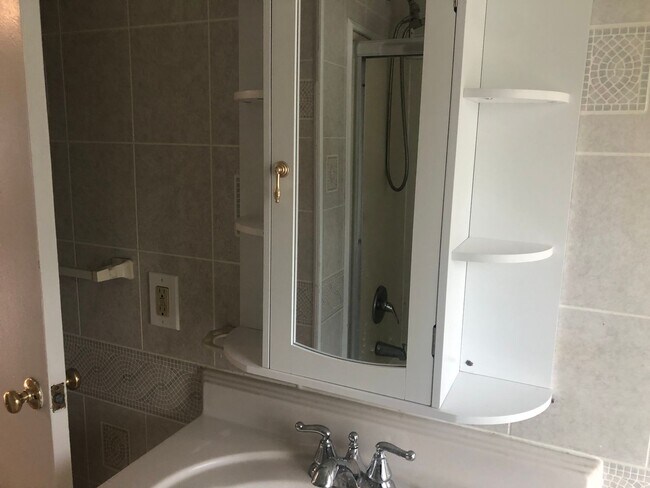 Building Photo - 3 bedroom 2 full bathroom in Baltimore County
