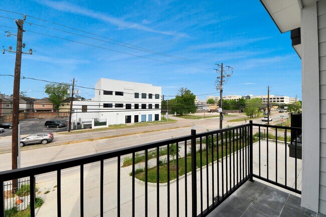 Building Photo - 2428 Ella Blvd