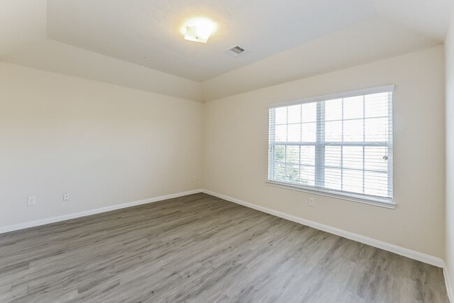 Building Photo - 718 North Ella Creek Drive