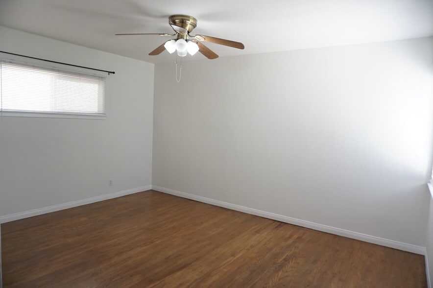 Building Photo - 5540 Balboa Blvd
