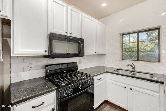 Building Photo - 3426 E Avalon Dr