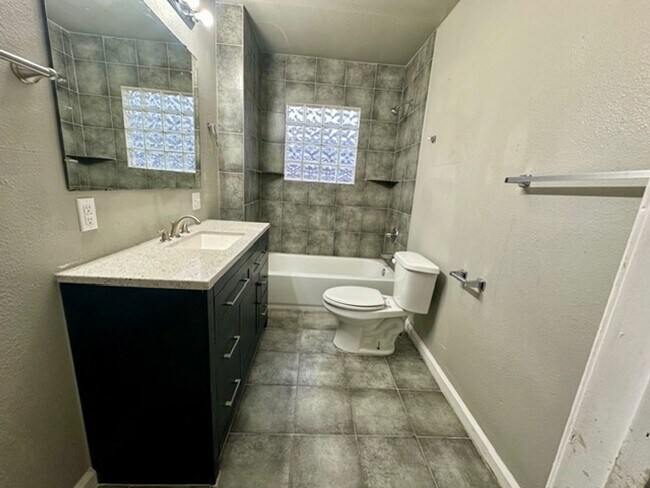 Building Photo - 3 Bedroom and 2 Bathroom Home in Shawnee