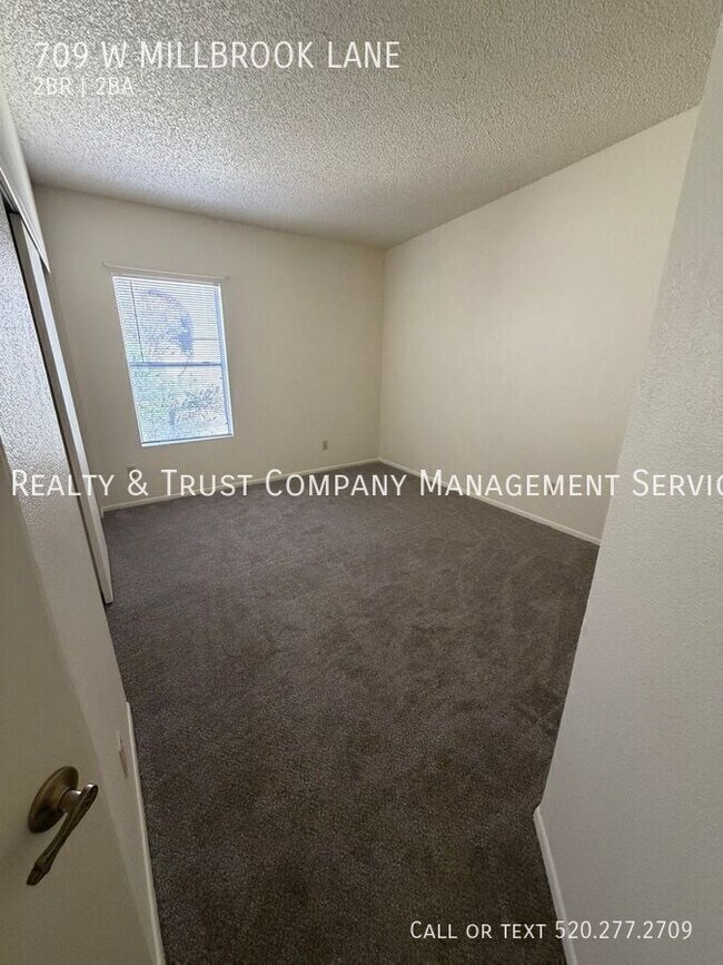 Building Photo - 709 W Millbrook Ln