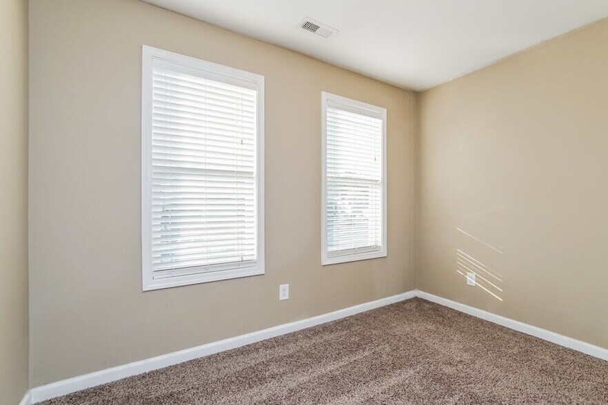 Building Photo - 146 Willowbrook Cir