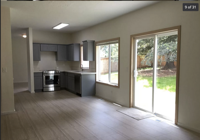 Building Photo - Stunning 4bd 3 bth Home in Tigard! 1/2 off...