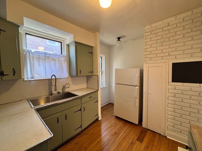 Building Photo - 5783 Yorkshire Rd