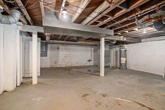 Building Photo - $1395- 2 Bedroom home, Renovated - Ask about our security deposit alternative!