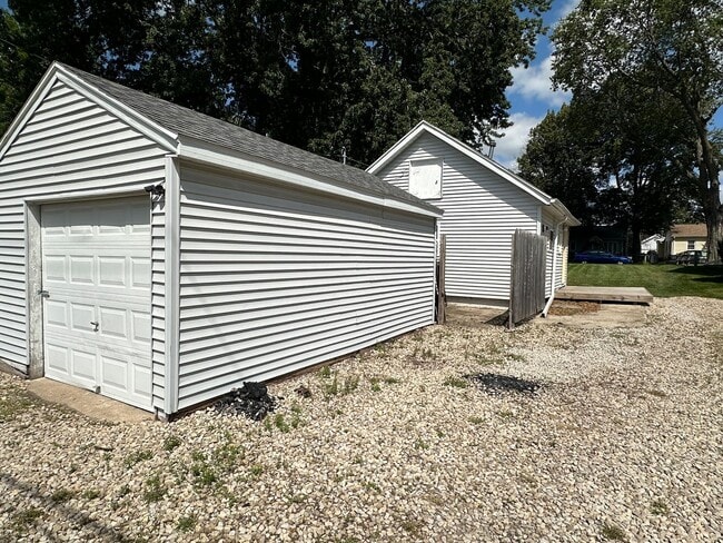 Building Photo - 1 bed, 1 bath home for rent in quiet Water...