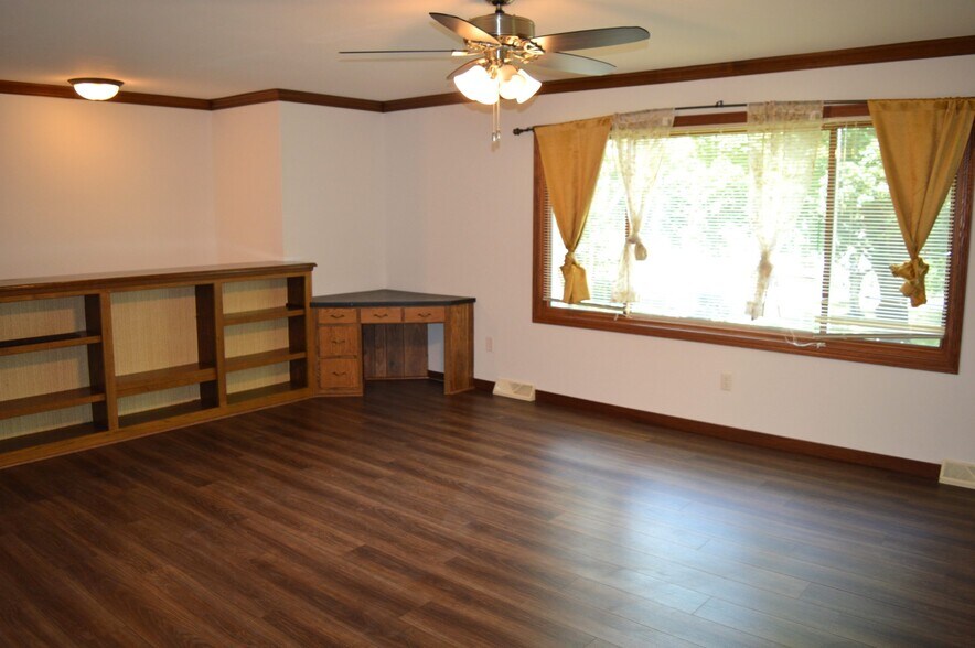 Building Photo - 1870 Sand Ridge Ct