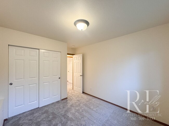 Building Photo - Freshly Updated Duplex with Private Yard & Garage on Quiet Dead-End Street