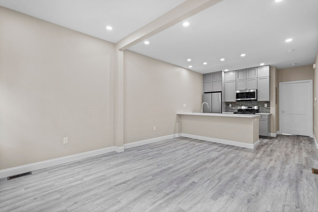 Building Photo - 769 E 6th St