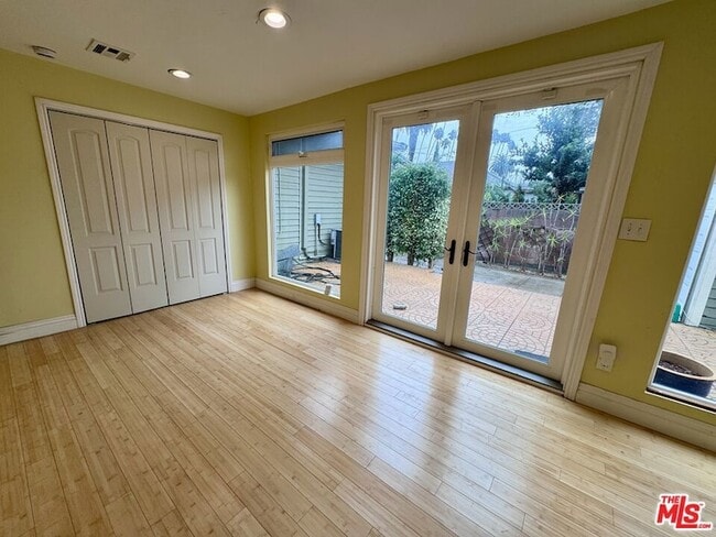 Building Photo - 4613 S Van Ness Ave