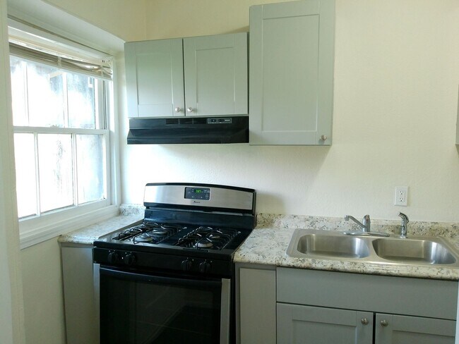 Building Photo - 638 Glazebrook St